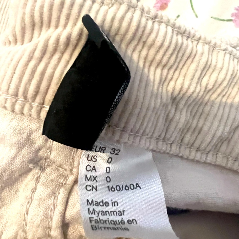 H&M LOW RISE BEIGE JEANS. SIZE0